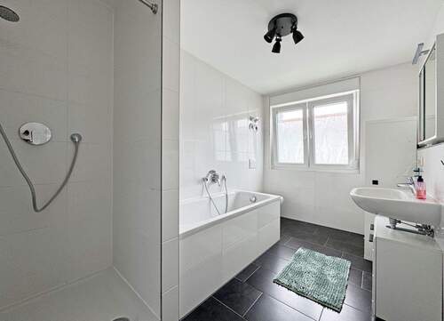 Tageslichtbad mit Badewanne u. Dusche - 