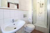 Badezimmer mit Dusche - 1 Zimmer Etagenwohnung in Magdeburg