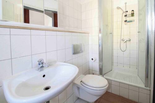 Badezimmer mit Dusche - 1 Zimmer Etagenwohnung in Magdeburg