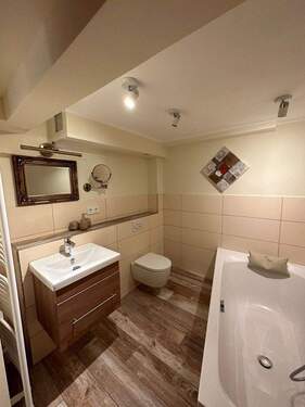 Bad mit Badewanne im Keller - 