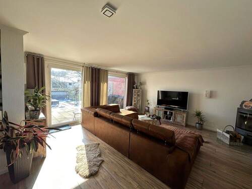 Wohnbereich mit großem Fenster - 