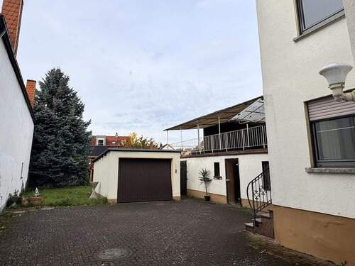 Zufahrt zum Hof, Nebengebäude - 7 Zimmer Einfamilienhaus in Kleinostheim