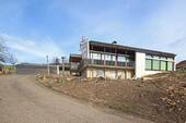 Auffahrt und Garage - 