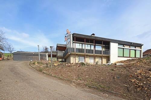 Auffahrt und Garage - 