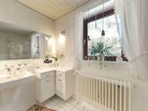 Haus vorne Duschbad EG - 
