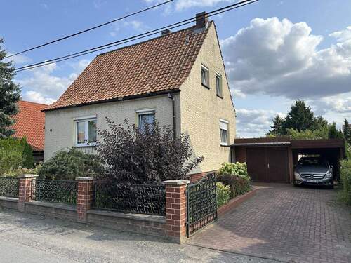 Ansicht mit Zufahrt - 4 Zimmer Einfamilienhaus zum Kaufen in Halberstadt