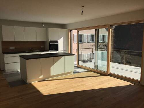 Küchenbereich mit Zugang zum Balkon - 