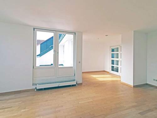 Blick auf die Terrasse - 2 Zimmer Etagenwohnung zur Miete in Unterhaching