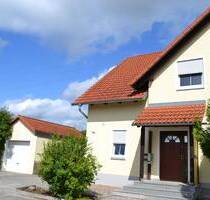 Doppelhaushälfte mit Garage und Nebengebäude - Solnhofen