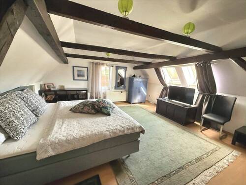 großes Schlafzimmer im Dachgeschoss - 8 Zimmer Einfamilienhaus in Fröttstädt