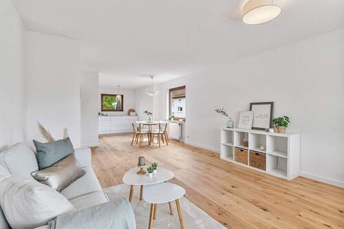 Wohnzimmer - Frisch renovierte 3-Zimmer-Wohnung mit Südbalkon - zentral gelegen & sofort frei
