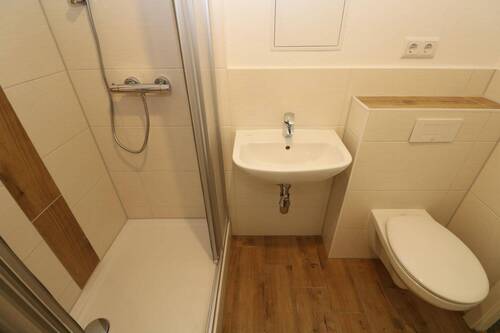 Beispiel Bad mit Dusche - 3 Zimmer Etagenwohnung zur Miete in Freiberg