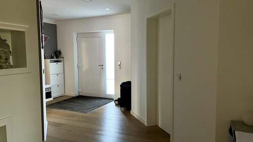 Flur mit Blick auf den Eingang - 5 Zimmer Mehrfamilienhaus, Wohnhaus zum Kaufen in Amt Neuhaus