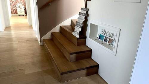 Flur und Treppe ins Obergeschoss - 