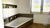 Bad mit Wanne und Dusche - 