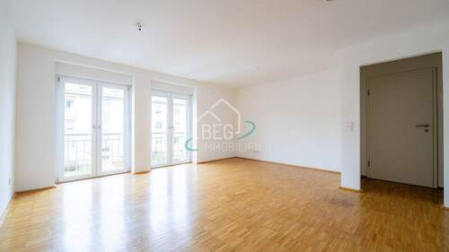 Wohnzimmmer - Moderne 3-Zimmer-Wohnung mit Südbalkon, Parkettboden und Carport