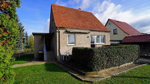 Die Hecke schützt die Terrasse vor unerwünschten Blicken - 5 Zimmer Einfamilienhaus zum Kaufen in Magdala