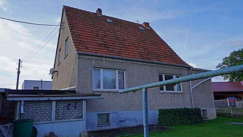 Rückseitig wurde noch ein kleiner Geräteschuppen angebaut - 