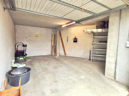 Garage mit praktischer Abstellecke - 