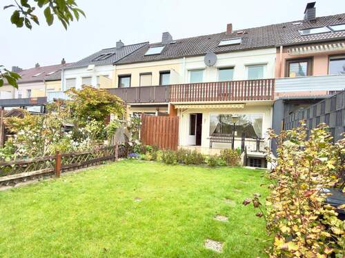 Blick vom Garten zum Haus - 
