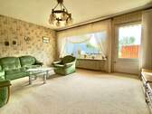 Wohnzimmer mit Zugang zur Terrasse - 4 Zimmer Reihenmittelhaus zum Kaufen in Seelze