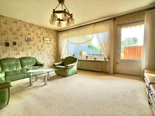 Wohnzimmer mit Zugang zur Terrasse - 4 Zimmer Reihenmittelhaus zum Kaufen in Seelze