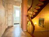 Flur und Treppe - 