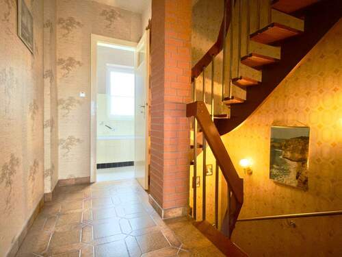 Flur und Treppe - 