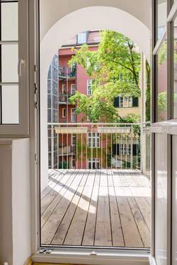 Blick auf Balkon - 4 Zimmer Etagenwohnung zur Miete in München