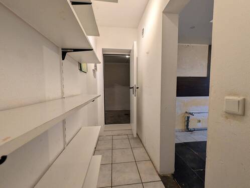 Abstellraum Küche, Zugang zur Garage - 