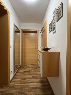 Flur - Doppelhaushälfte mit 290,00 m² in Gaimersheim zum Kaufen