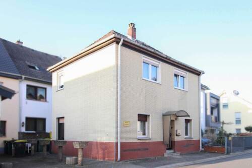 Haus_außen - Bezahlbares EFH in Nidda-Zentrum: flexibel nutzbare 5 Zimmer + Südwest-Balkon