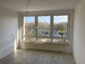 Wohnzimmer - Charmante, lichtdurchflutete 2-Zimmer-Wohnung in Gaarden - Einzug ab 15.04.2026