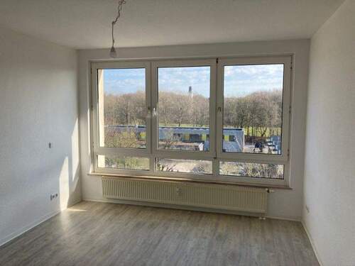 Wohnzimmer - Charmante, lichtdurchflutete 2-Zimmer-Wohnung in Gaarden - Einzug ab 15.04.2026