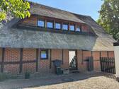 Hausseite - Historisches Juwel unter Reet: Modernisiertes Generationenhaus in Bremen-Rekum
