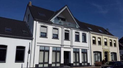 Straßenansicht (Allgemeinpraxis Rechts) - 120m² Steuerbüro, Anwaltskanzlei, Fachmedizinische Praxis, Allgemeine Büroflächen auf Bedarf zugeschnitten