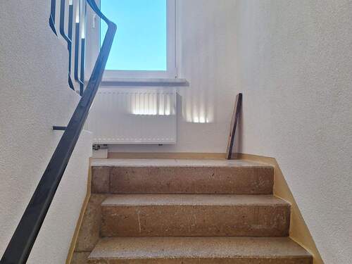 Treppenaufgang zum OG - Einfamilienhaus mit 180,00 m² in Wünschendorf/Elster zum Kaufen