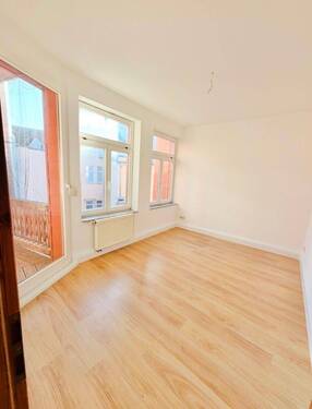 Zimmer mit Balkonzugang - 3 Zimmer Etagenwohnung zur Miete in Schwerin