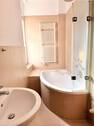Badezimmer mit Wanne und Fenster - 