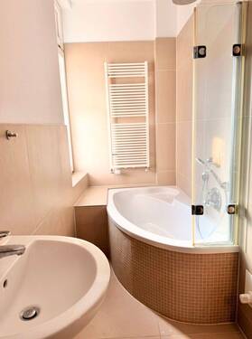 Badezimmer mit Wanne und Fenster - 