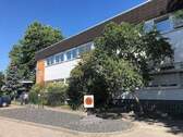 Bürogebäude Carl-Zeiss-Str. 9 - Helles Büro (7) 14m² und zusätzliche Lagermöglichkeit, Glasfaser I-Net, PVC- Designboden, Glasfaser I-Net, E-Ladestation, beste Verkehrsanbindung