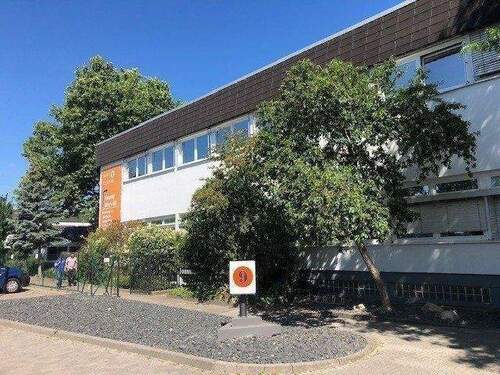 Bürogebäude Carl-Zeiss-Str. 9 - Helles Büro (7) 14m² und zusätzliche Lagermöglichkeit, Glasfaser I-Net, PVC- Designboden, Glasfaser I-Net, E-Ladestation, beste Verkehrsanbindung
