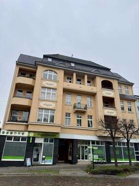 Hausansicht - Helle, sanierte 2-Zimmer-Altbauwohnung mit Loggia