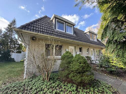 Außenansicht - Doppelhaushälfte mit Gartengrundstück in zentraler Wohngegend von Sasel!