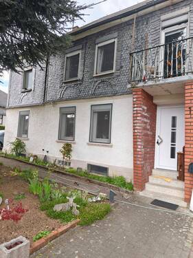 Griebelschied Vorne mit Eingang und Balkon .jpg - Bauernhaus, Landhaus mit 182,00 m&sup2; in Griebelschied zum Kaufen