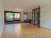Wohnzimmer - ** Helle 4-Zimmer-Wohnung * mit Einbauküche und 2 Terrassen mit Blick ins Grüne ** in Solln **