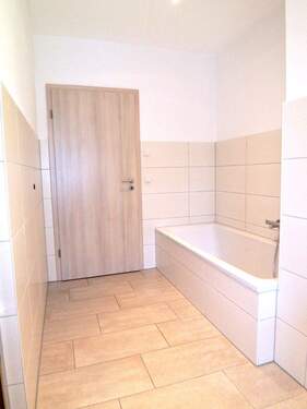 Bad mit Wanne und Dusche - 