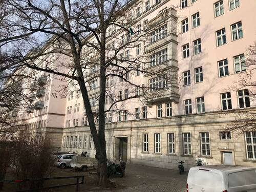 Rückseite mit Parkplatz - 