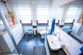 Helles Wohlfühlbad mit Fenster - 