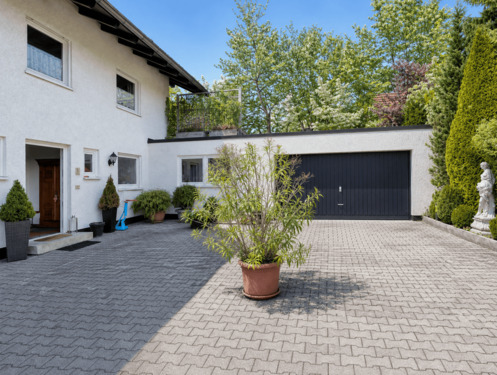Eingangsbereich & Garage - 